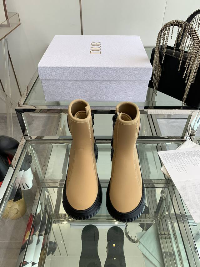Dior 24Ss秋冬新款 弹力徽标短靴 这款弹力短靴采用侧拉链设计更易穿脱 外侧圆形胶标五角星图案设计！时尚且百搭。 鞋面：弹力防水布 内里：原版定制布 鞋底